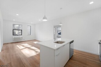 25 Freeway Dr E in East Orange, NJ - Foto de edificio - Building Photo