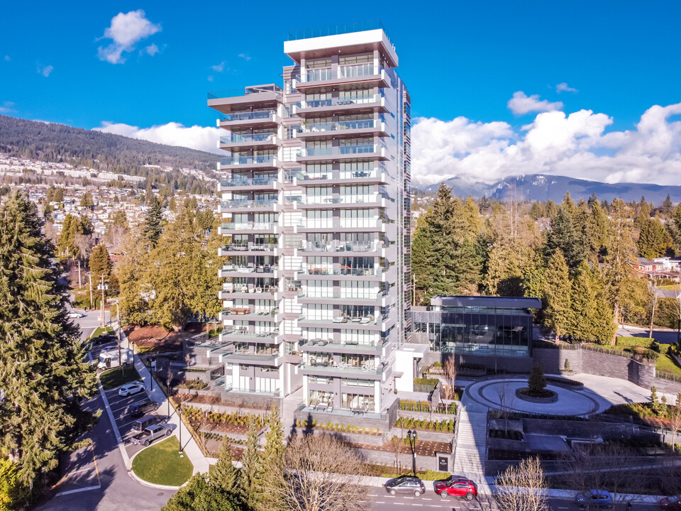 Bellevue by Cressey in West Vancouver, BC - Building Photo