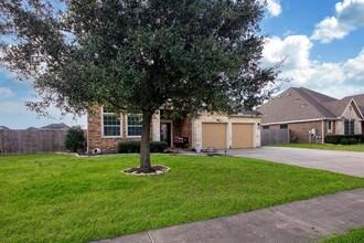 9611 Indian Trail in Mont Belvieu, TX - Foto de edificio - Building Photo