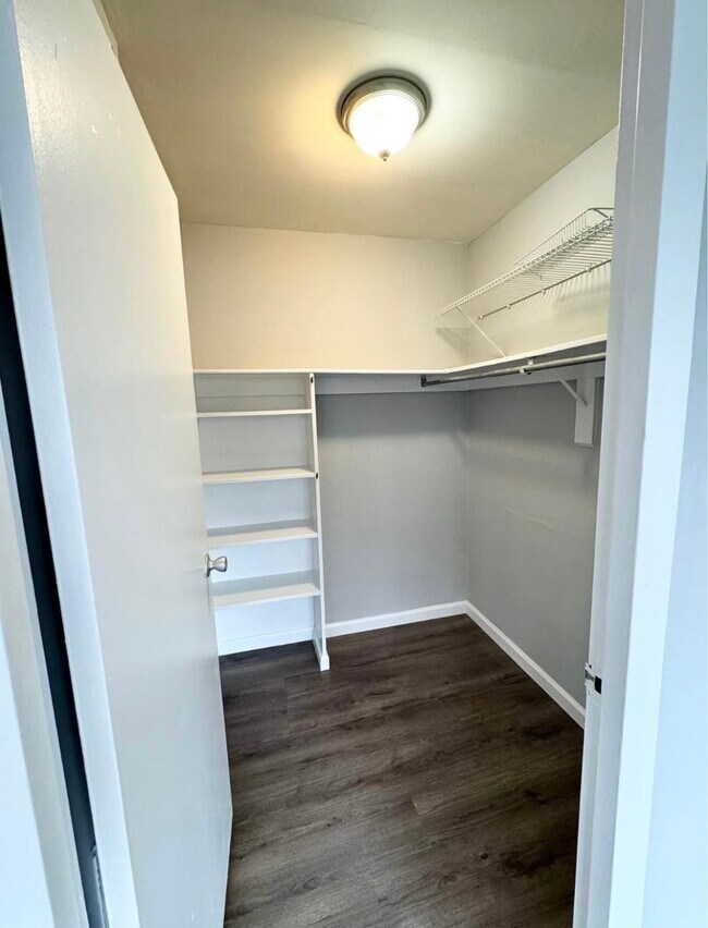 5340 Holmes Run Pky, Unit 206 in Alexandria, VA - Building Photo - Building Photo