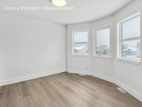 227 Saratoga Pl NE in Calgary, AB - Building Photo - Building Photo