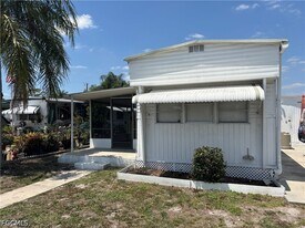 121 Coachlight Ln in North Fort Myers, FL - Building Photo
