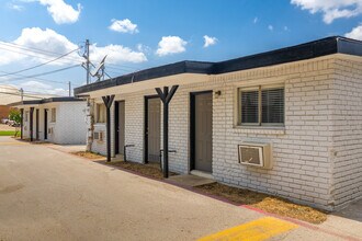 Oak Street Flats in Arlington, TX - Foto de edificio - Building Photo