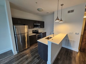 120 Green St, Unit 213 in Newark, NJ - Foto de edificio - Building Photo