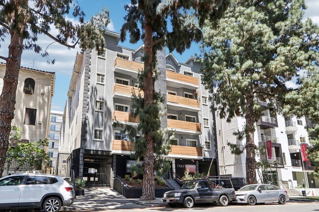 7057 Lanewood Ave in Los Angeles, CA - Foto de edificio - Building Photo