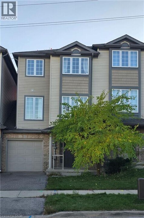 42 Tudor St in Kitchener, ON - Building Photo