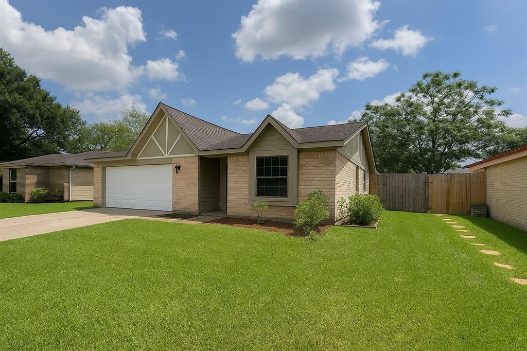 2311 Aprilmont Dr in Sugar Land, TX - Building Photo