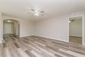 6643 Wirevine Dr in Brooksville, FL - Foto de edificio - Building Photo