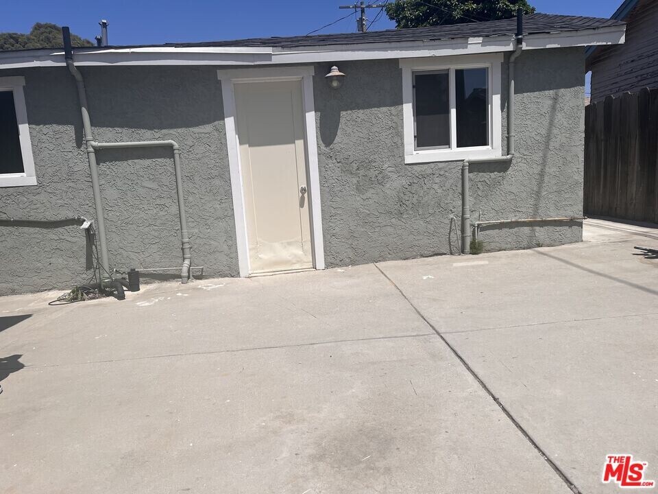 1522 W 65th Pl in Los Angeles, CA - Building Photo