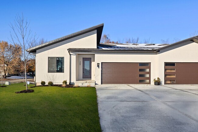 105-107 Amberwood Ct in Raymore, MO - Building Photo - Building Photo