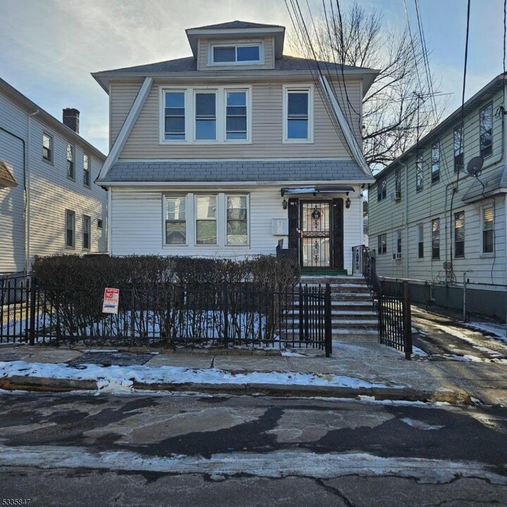 15 Walter Pl in Irvington, NJ - Building Photo