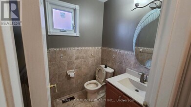 16 Fieldside Dr in Toronto, ON - Building Photo - Building Photo