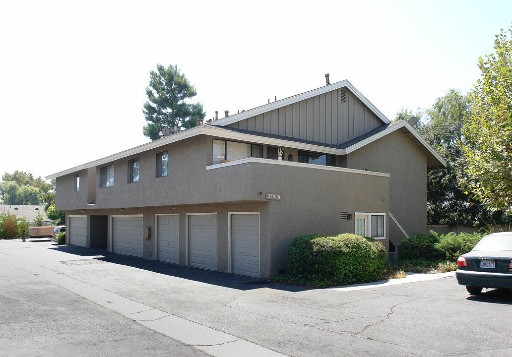 23066 Village Dr in Lake Forest, CA - Foto de edificio