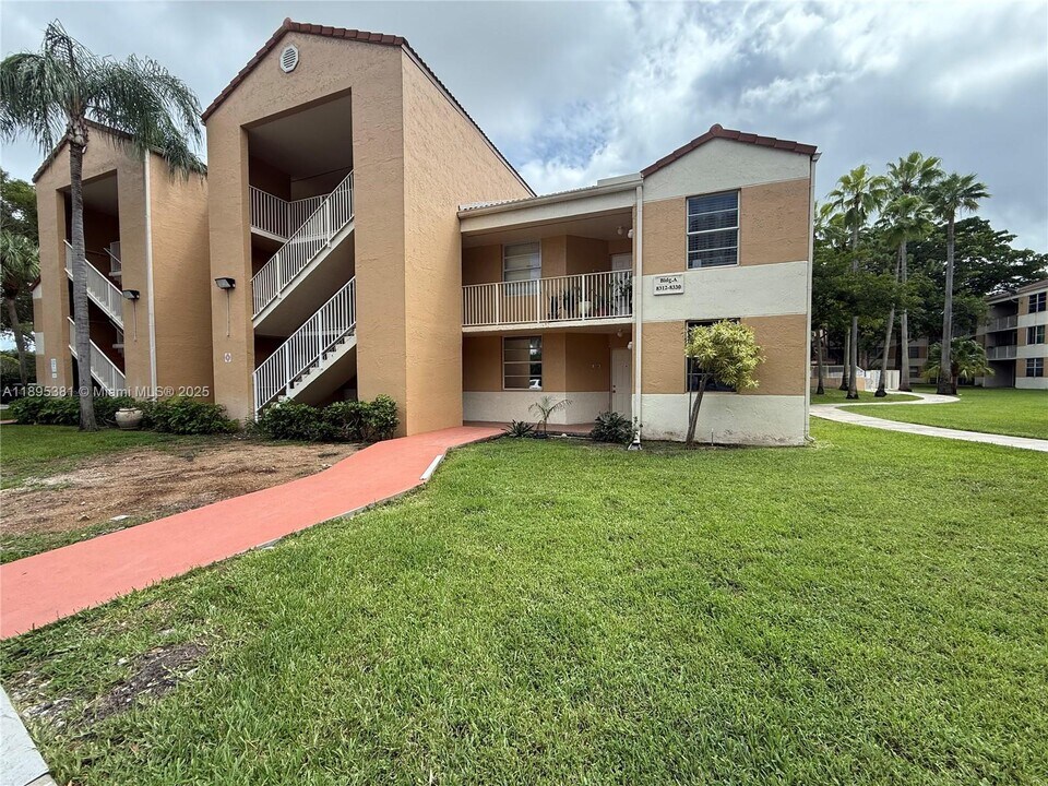 8318 NW 24th St in Coral Springs, FL - Foto de edificio