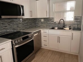 210 NW 87th Ave, Unit L218 in Miami, FL - Foto de edificio - Building Photo