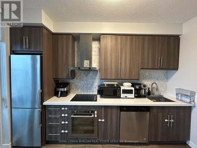 2087 Fairview St in Burlington, ON - Building Photo - Building Photo