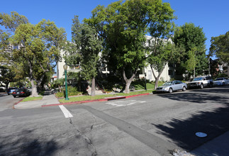 Kenwood Village in Glendale, CA - Building Photo - Building Photo