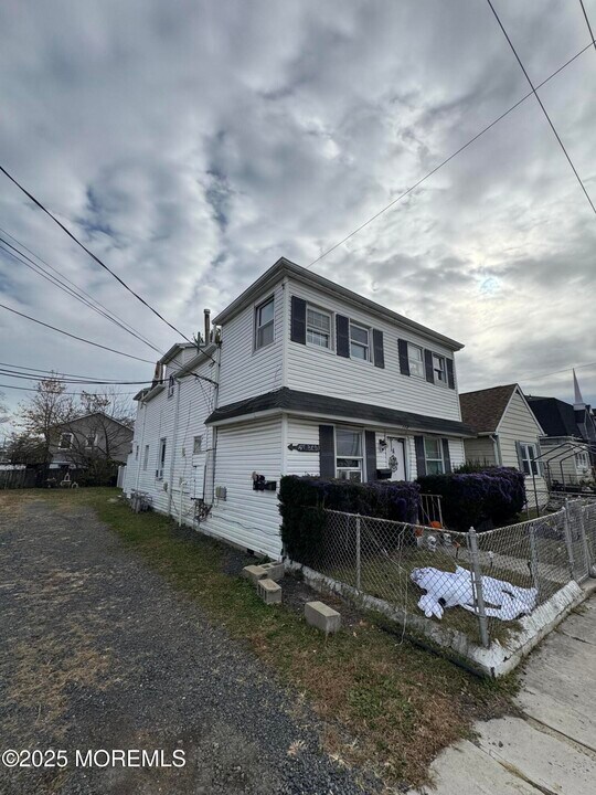 172 Carr Ave in Keansburg, NJ - Building Photo
