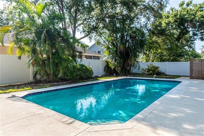 1602 Hidden Meadow Ct in Valrico, FL - Building Photo - Building Photo