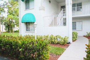 345 Gabriel Cir, Unit 11 in Naples, FL - Building Photo