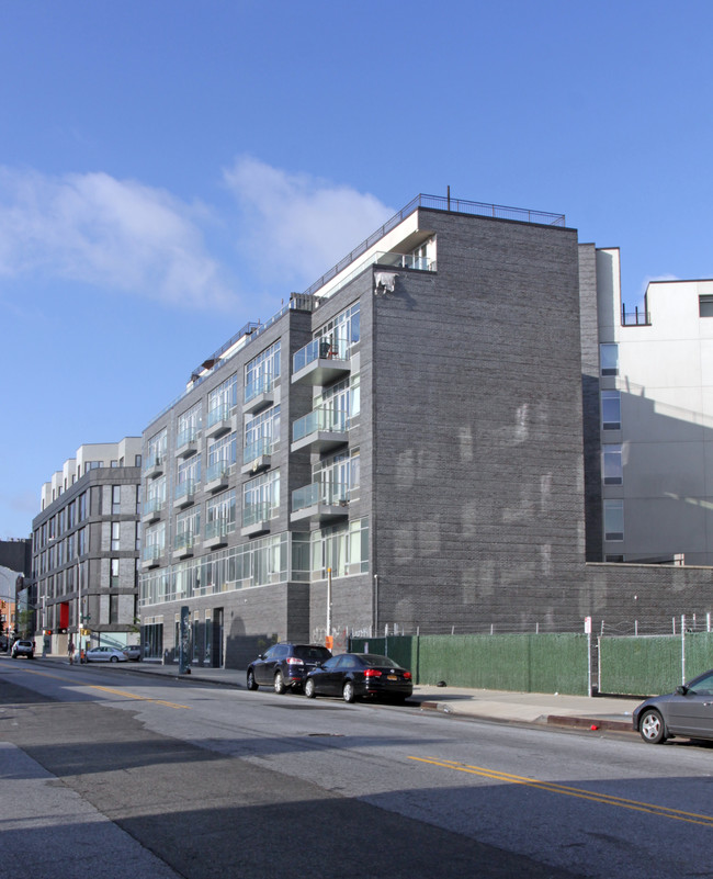 65 Ainslie in Brooklyn, NY - Foto de edificio - Building Photo