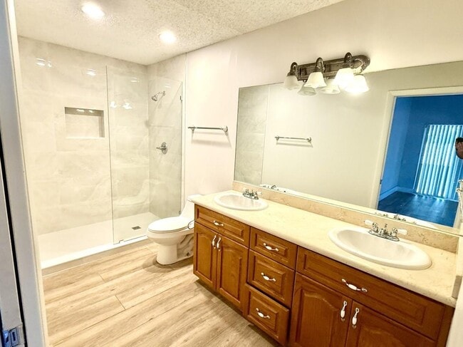 12715 SW 102nd Ter in Miami, FL - Foto de edificio - Building Photo