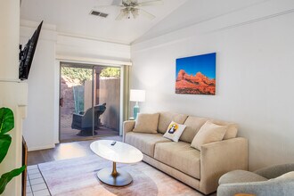 102 Pine Leaf Ln in Sedona, AZ - Foto de edificio - Building Photo