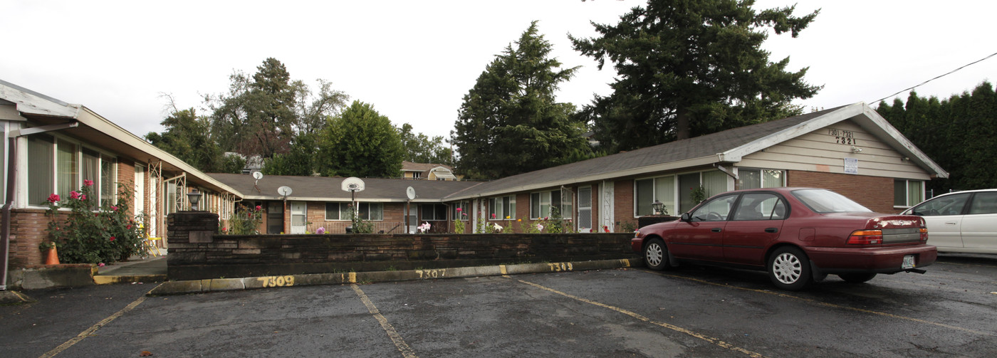 7301-7321 SE Division St in Portland, OR - Building Photo