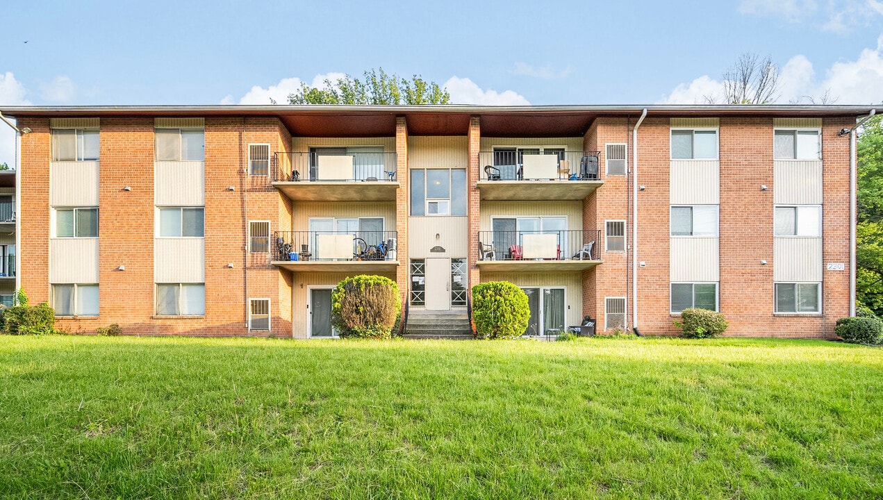 2301 Olson St in Hillcrest Heights, MD - Building Photo