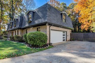 7050 Glenridge Dr in Atlanta, GA - Building Photo - Building Photo