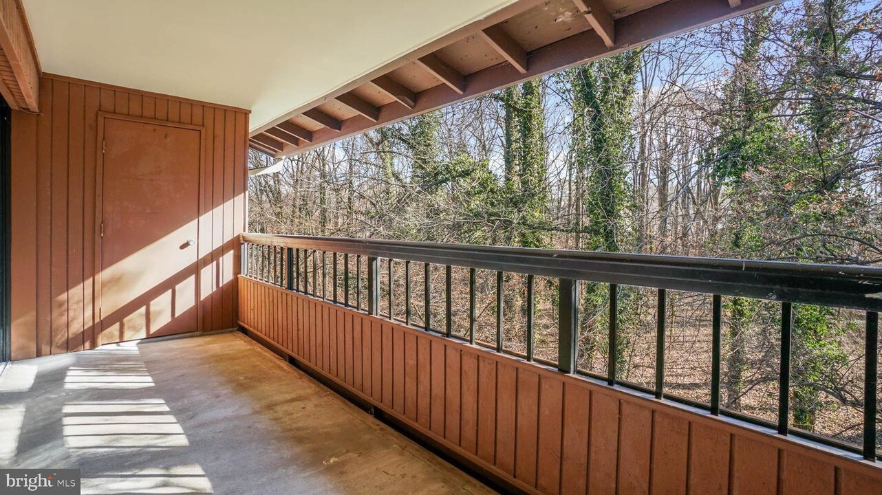 5701 Harpers Farm Rd-Unit -E in Columbia, MD - Building Photo