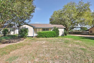 1830 Reese St in Liberty, TX - Building Photo