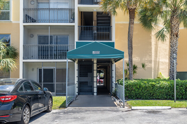 Sandoral Condominium in Doral, FL - Foto de edificio - Building Photo