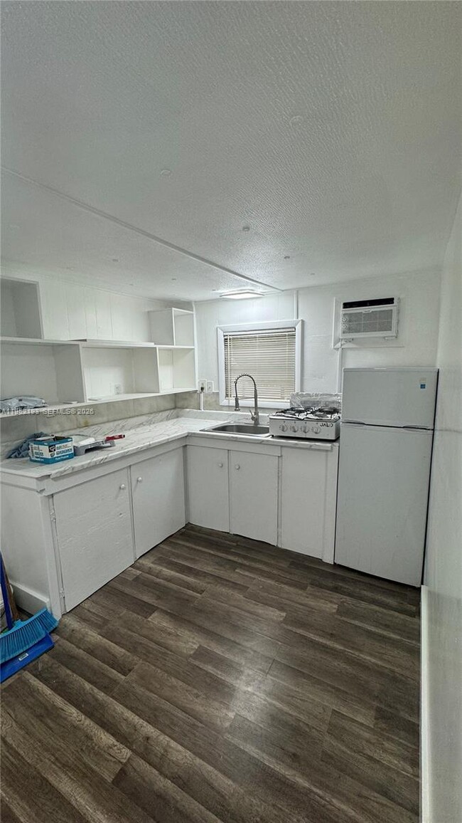 601 NE 4th Ct. in Hallandale Beach, FL - Building Photo - Building Photo