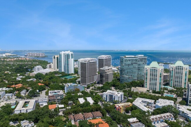 2655 S Bayshore Dr in Miami, FL - Foto de edificio - Building Photo