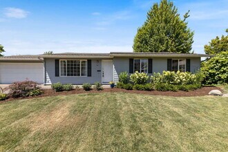 911 SW Warbler Ct in McMinnville, OR - Building Photo - Building Photo