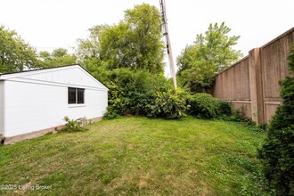 2512 Gardiner Ln in Louisville, KY - Building Photo - Building Photo