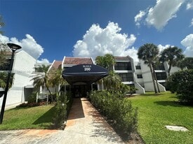 200 Lakeview Dr in Weston, FL - Building Photo