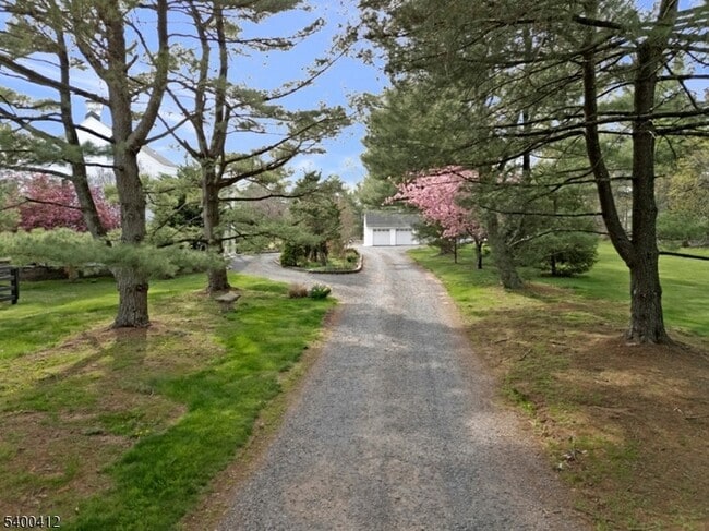 423 Country Club Rd in Bridgewater, NJ - Foto de edificio - Building Photo