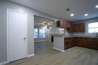 3007 W Slaughter Ln in Austin, TX - Building Photo - Building Photo
