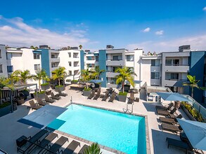 8743 Holloway Dr, Unit 124 in West Hollywood, CA - Building Photo - Building Photo