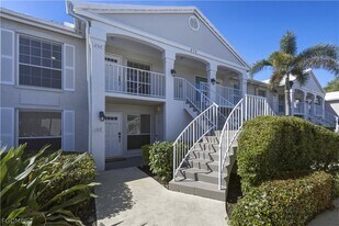 876 Gulf Pavillion Dr in Naples, FL - Building Photo