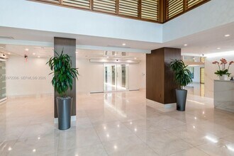 540 Brickell Key Dr in Miami, FL - Building Photo - Building Photo