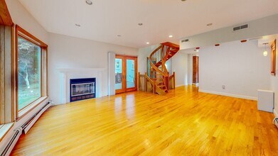 87 Woodward St in Newton, MA - Building Photo - Building Photo