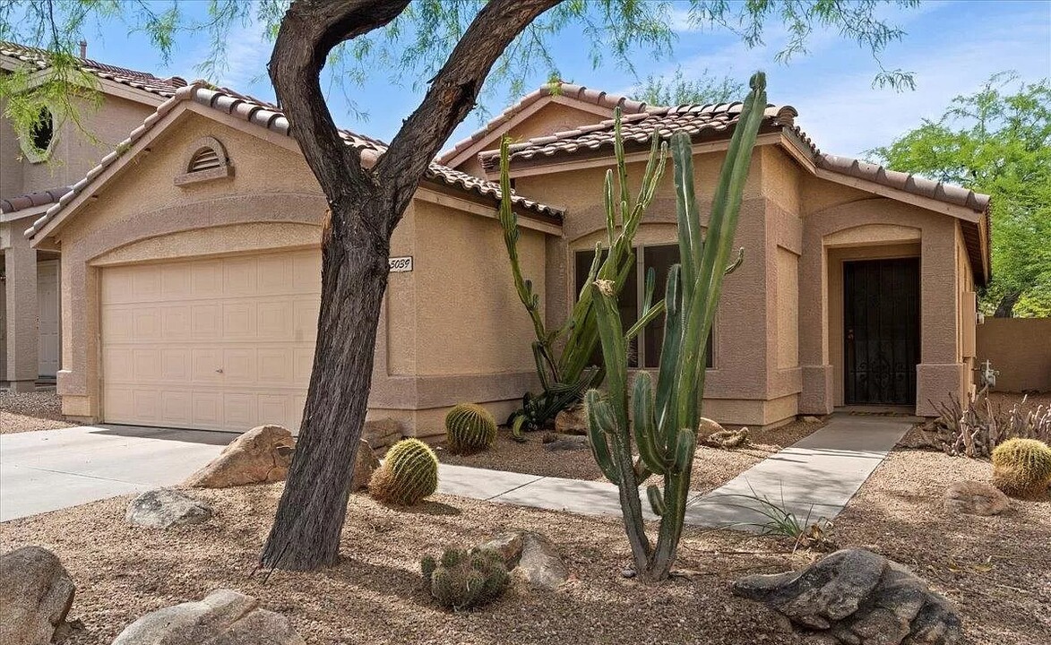 5039 E Peak View Rd in Cave Creek, AZ - Building Photo