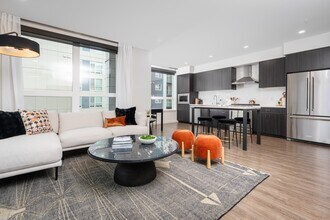 Eastline Central in Redmond, WA - Foto de edificio - Building Photo