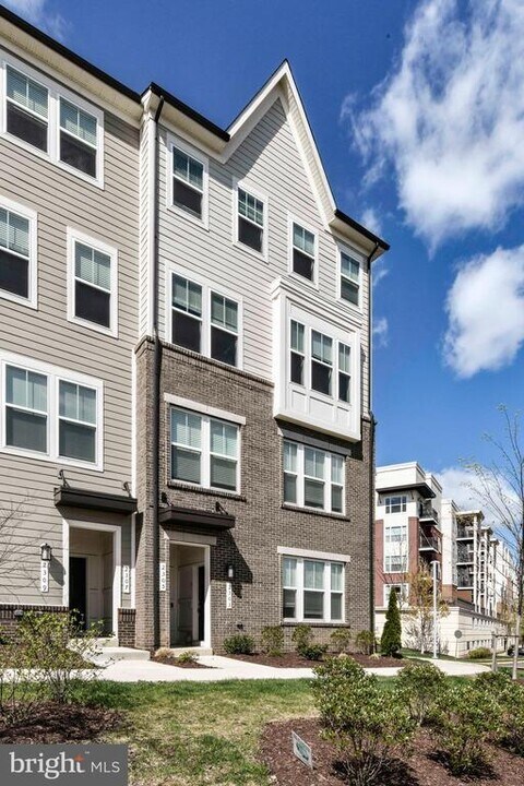 2305 Stephanie Tessa Ln in Woodbridge, VA - Building Photo