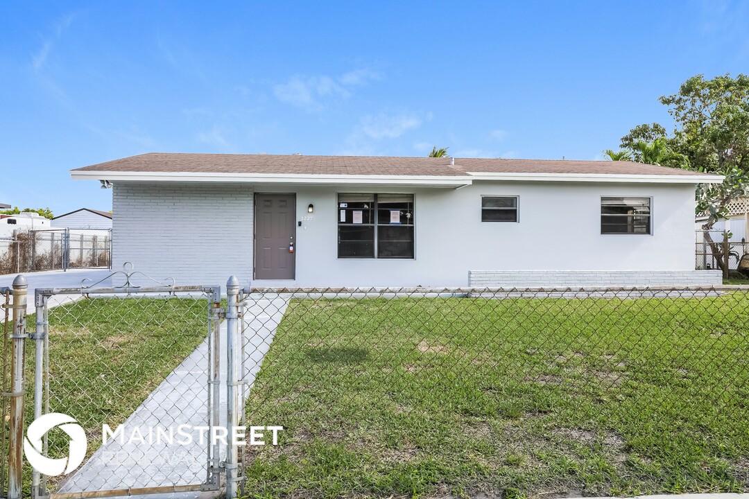 3227 NW 179th St in Miami Gardens, FL - Building Photo