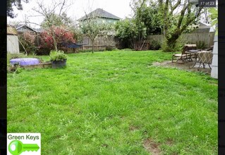 9570 N Polk Ave in Portland, OR - Building Photo - Building Photo