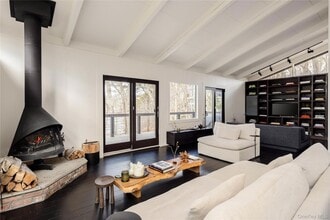 15 Lake View Ct in Southampton, NY - Foto de edificio - Building Photo